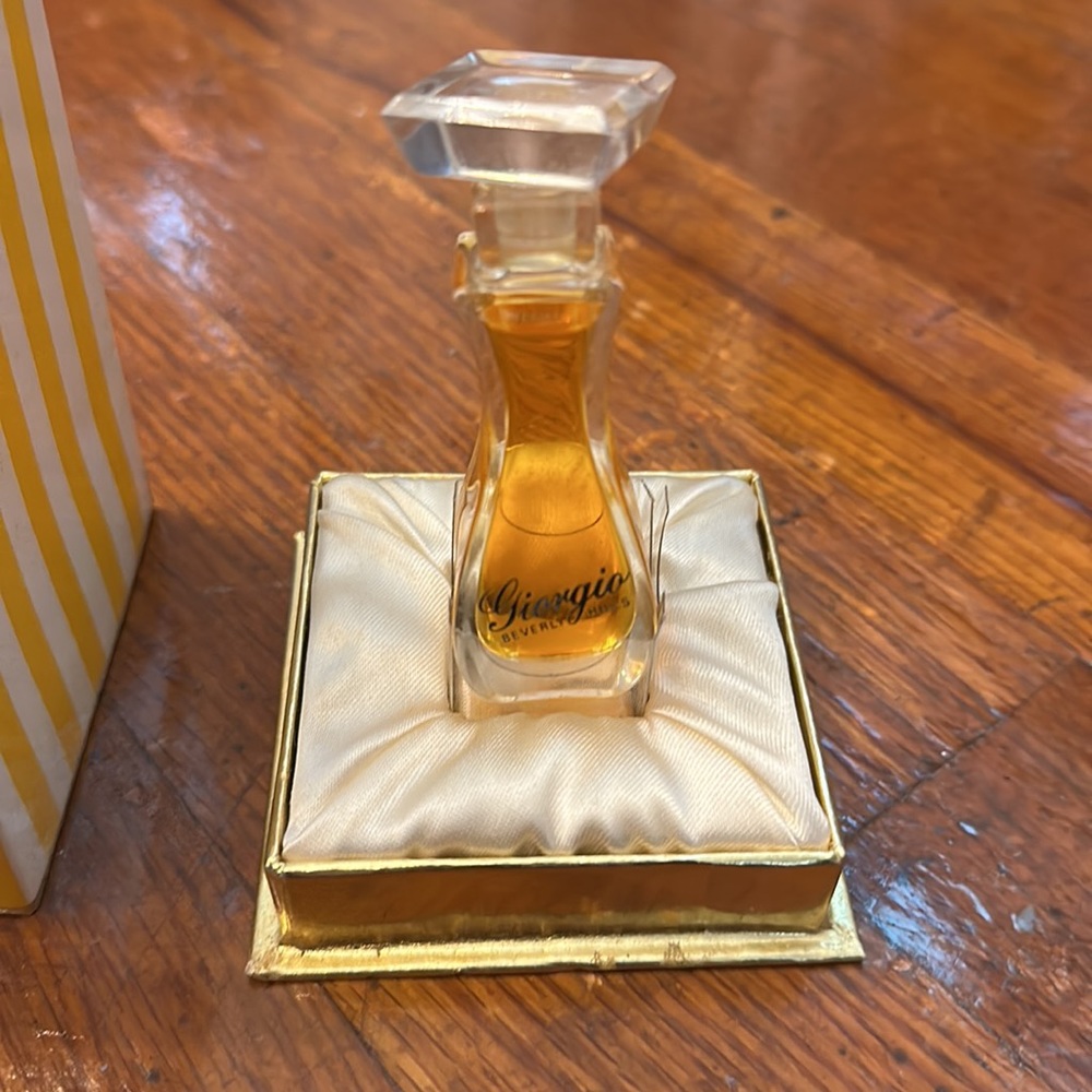 Giorgio Beverly Hills Women's Extraordinary Perfume in Yellow Striped Box RARE - Picture 3 of 3